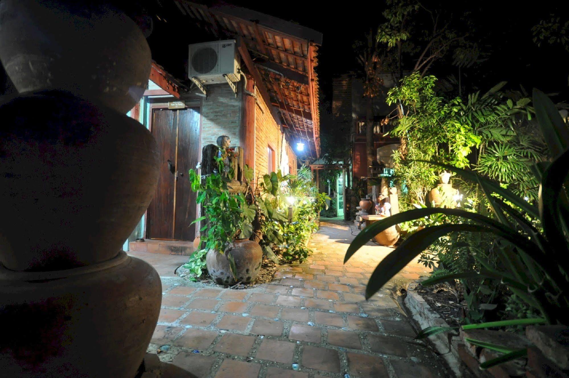 Ayutthaya Bouchic Hostel Экстерьер фото
